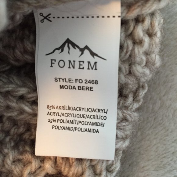 Pom Pom winter hat - Picture 6 of 6